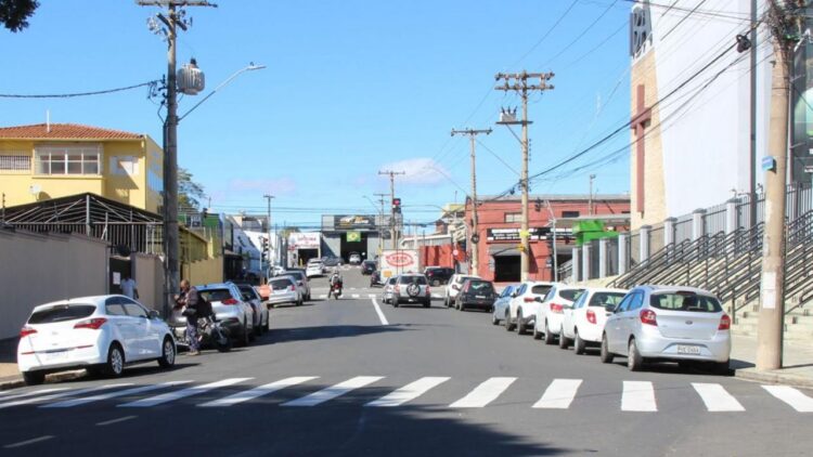 Mudança na sinalização viária para melhorar fluxo de veículos na rua Martinópolis