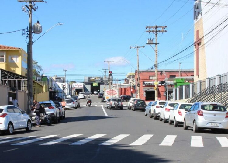 Mudança na sinalização viária para melhorar fluxo de veículos na rua Martinópolis