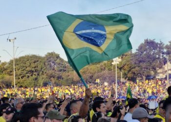 Torcedores acompanham Brasil e Noruega na Praça Arautos da Paz durante a Copa