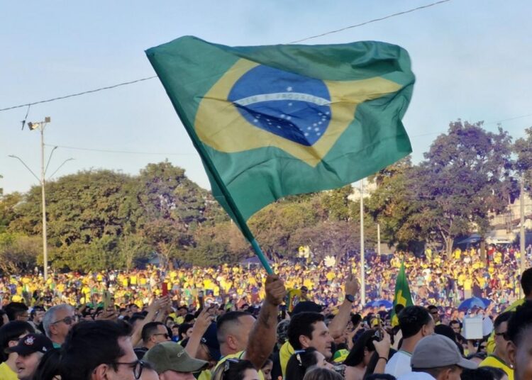 Torcedores acompanham Brasil e Noruega na Praça Arautos da Paz durante a Copa