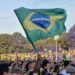 Torcedores acompanham Brasil e Noruega na Praça Arautos da Paz durante a Copa