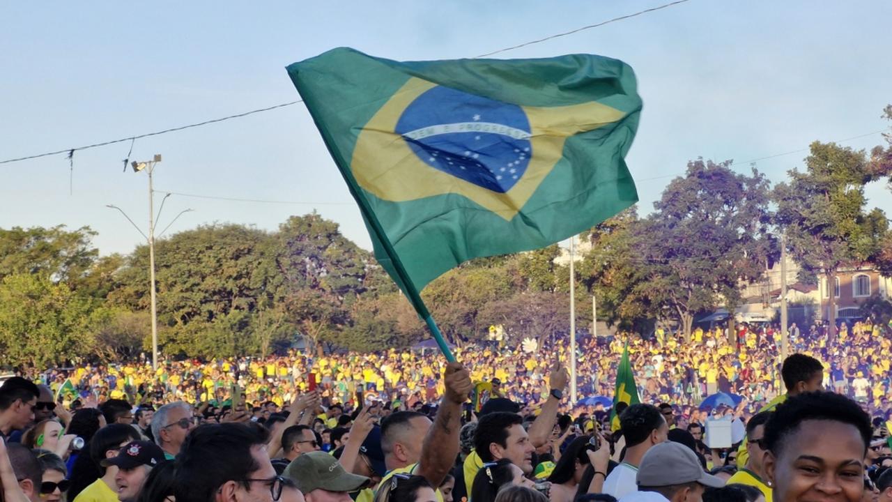 Torcedores acompanham Brasil e Noruega na Praça Arautos da Paz durante a Copa