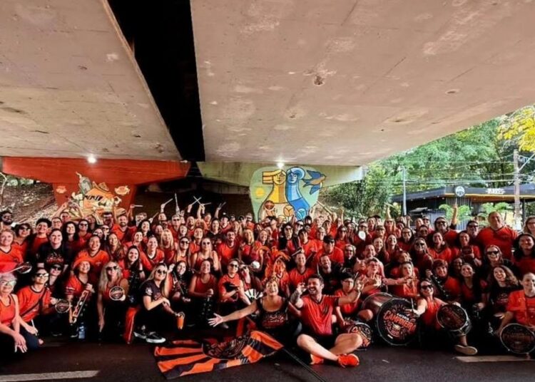 Mais de 200 ritmistas convidam o público para curtir o som da Bateria Campineira sob viaduto no Taquaral, neste domingo, 26 de julho