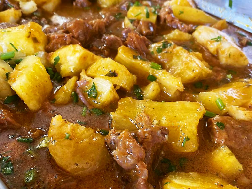 Carne com mandioca