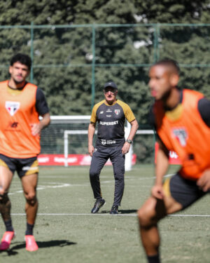 São Paulo faz treino técnico e tenta driblar problema nos bastidores