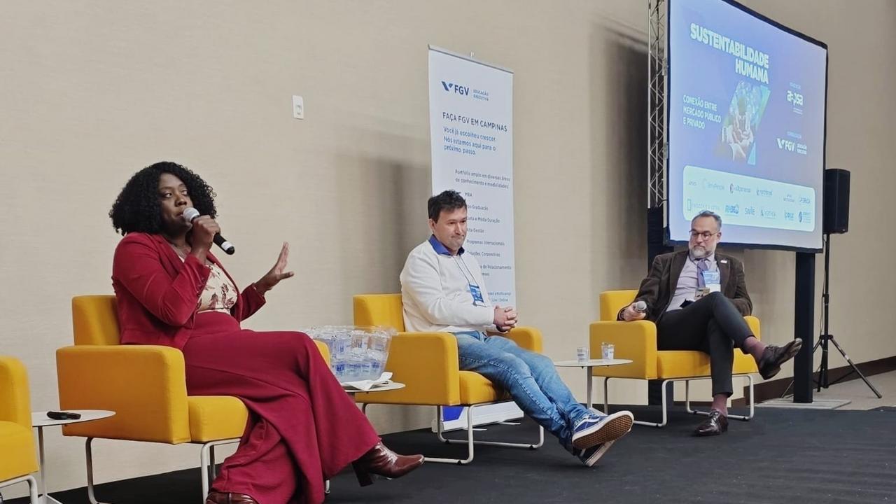A secretária de Gestão e Desenvolvimento de Pessoas, Eliane Jocelaine, durante palestra