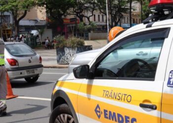 Agente da Mobilidade Urbana atuando próximo ao Largo do Rosário durante interdição
