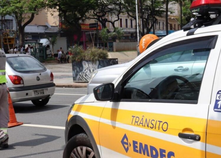 Agente da Mobilidade Urbana atuando próximo ao Largo do Rosário durante interdição