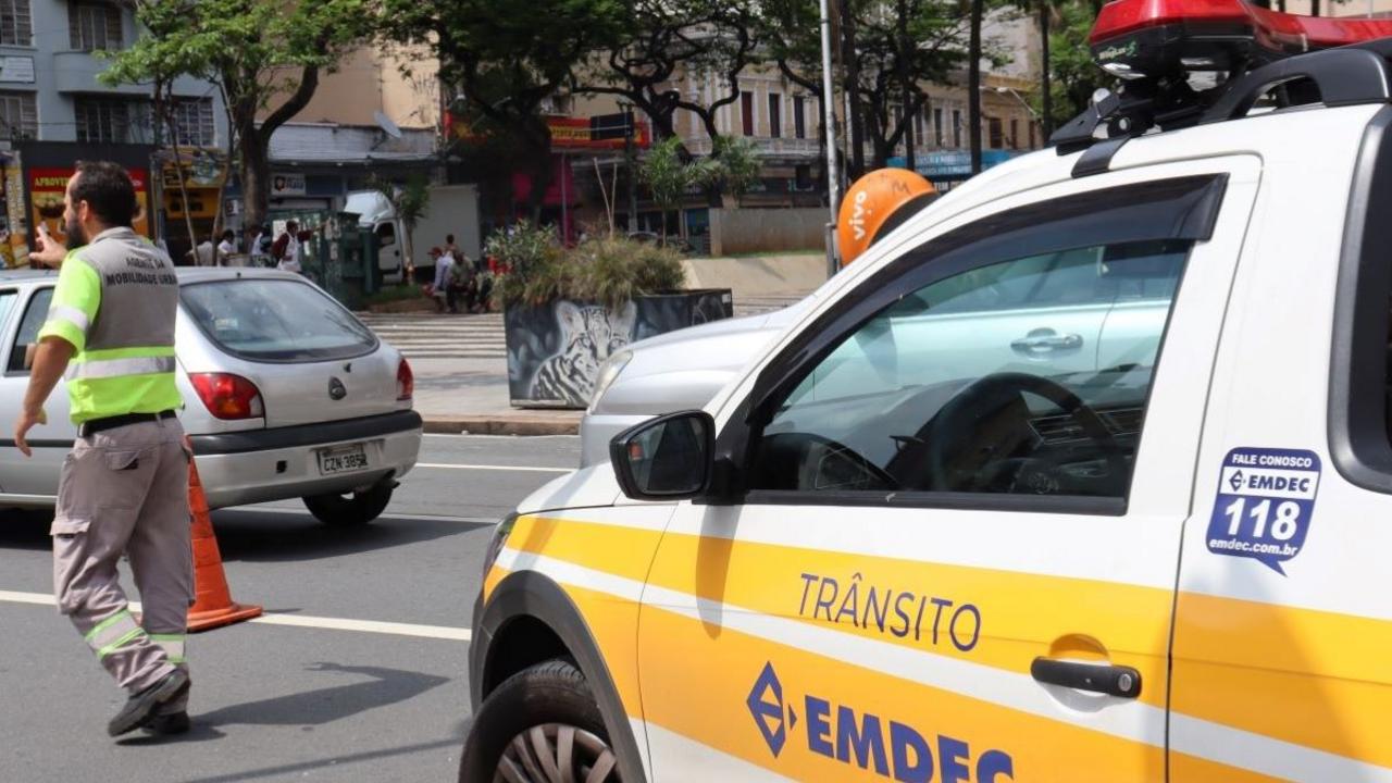 Agente da Mobilidade Urbana atuando próximo ao Largo do Rosário durante interdição