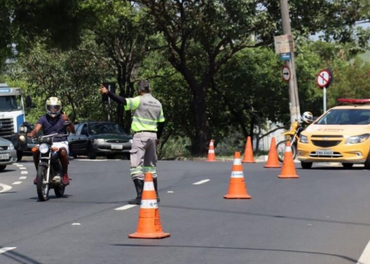 agentes de mobilidade urbana orientando trânsito e usuários de transporte coletivo