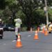 agentes de mobilidade urbana orientando trânsito e usuários de transporte coletivo