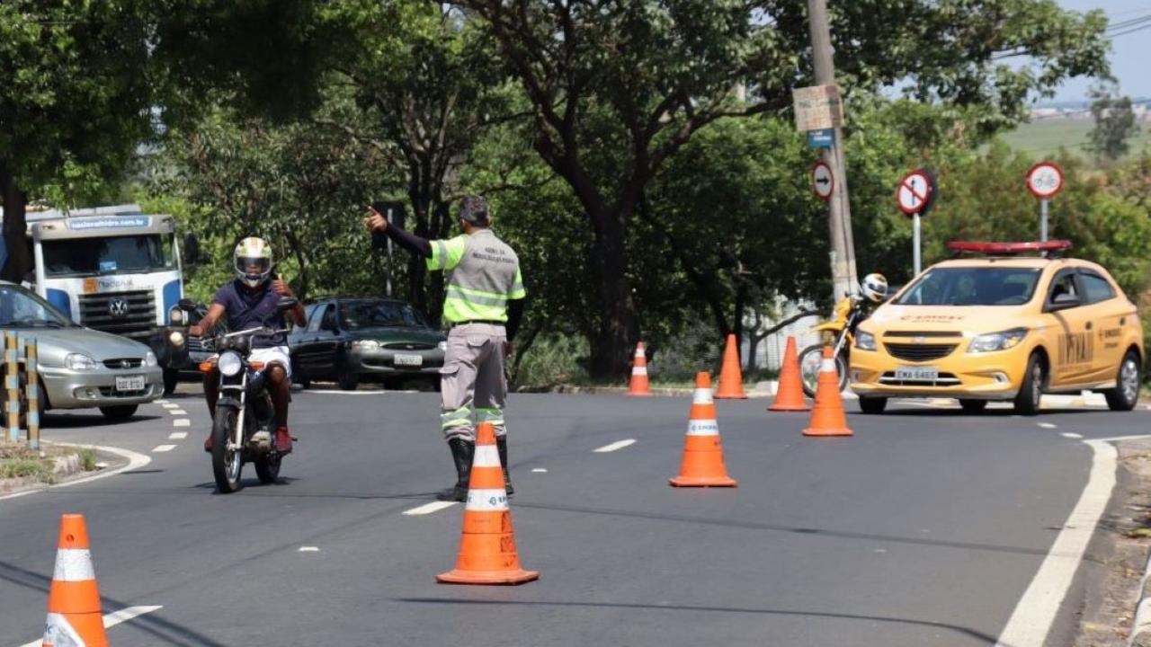 agentes de mobilidade urbana orientando trânsito e usuários de transporte coletivo
