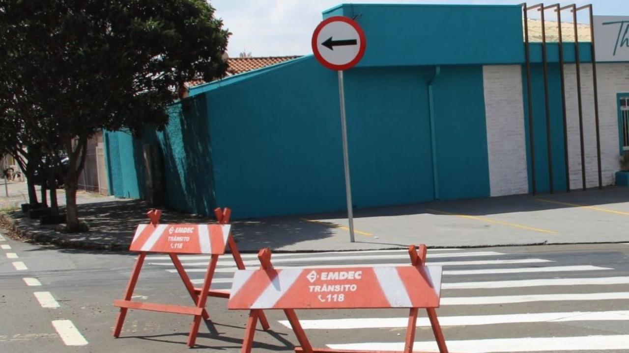 Agentes da Mobilidade Urbana orientando e monitorando o trânsito durante bloqueio