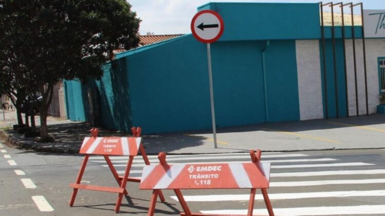 Trecho da rua Falcão Filho interditado na Vila Itapura à noite