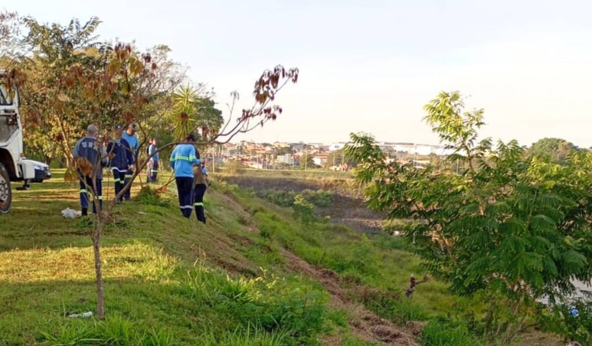 Mutirão de limpeza no Lago da Fé