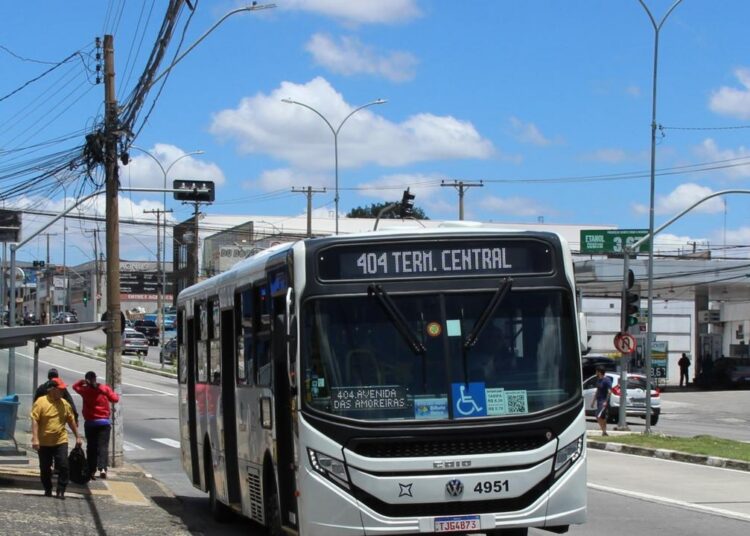 Passageiros utilizando a linha 404 de ônibus