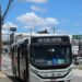 Passageiros utilizando a linha 404 de ônibus