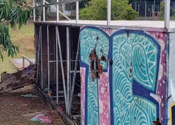 Pista de skate e quadra de basquete danificadas com perda da fiação e aro da cesta
