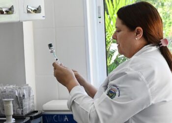 Vacina pode ser aplicada nos 69 centros de saúde da cidade