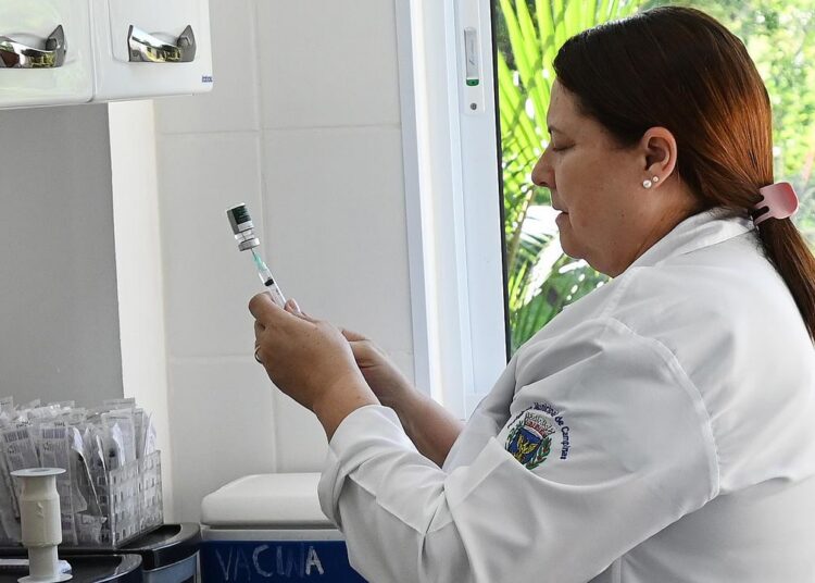 Vacina pode ser aplicada nos 69 centros de saúde da cidade