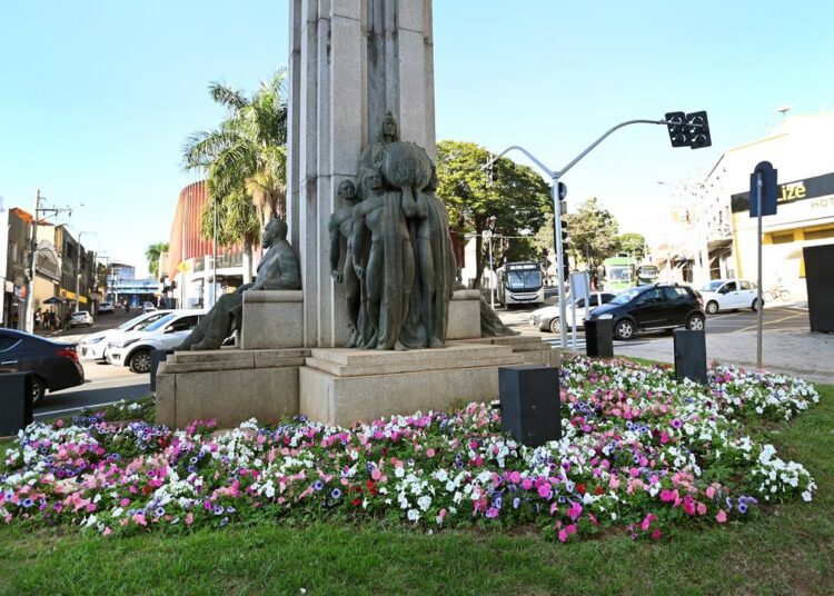 Flores coloridas adornam monumento e ruas de Campinas