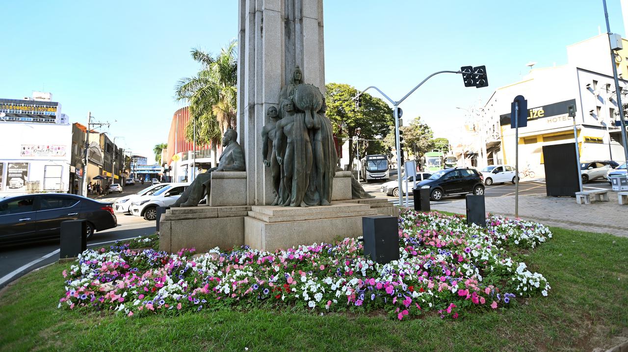 Flores coloridas adornam monumento e ruas de Campinas