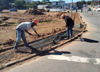 Construção de calçadas próximas ao Ribeirão Anhumas no Jardim Baronesa para segurança de pedestres
