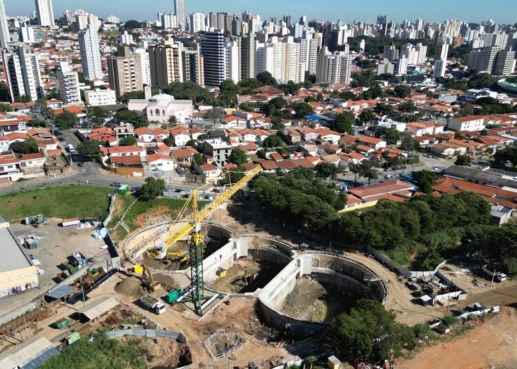 Obra de galerias na Princesa D´Oeste conectada ao Reservatório Proença em construção