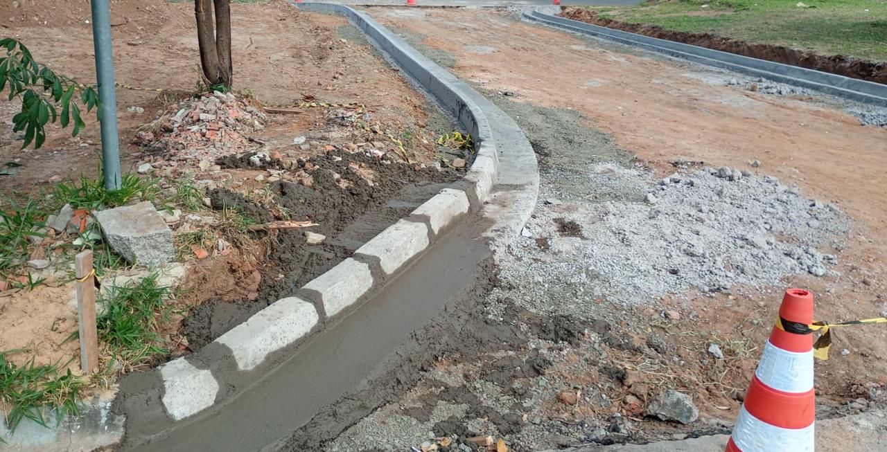 Rua Hélio Martinelli no Jardim Ouro Preto com melhorias e reforma na calçada da Escola Cláudia Maria Luz Xavier no Parque São Bento