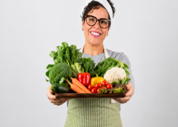 Nutricionista Carla Estrela ensinando receitas para alimentação saudável entre crianças