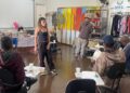 Oficina de colagem conduzida pela multiartista Aura, a Rua, e revistas doadas usadas na atividade