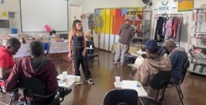 Pessoas em situação de rua transformam histórias em arte no Centro POP Sares II