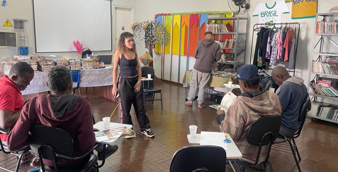 Oficina de colagem conduzida pela multiartista Aura, a Rua, e revistas doadas usadas na atividade