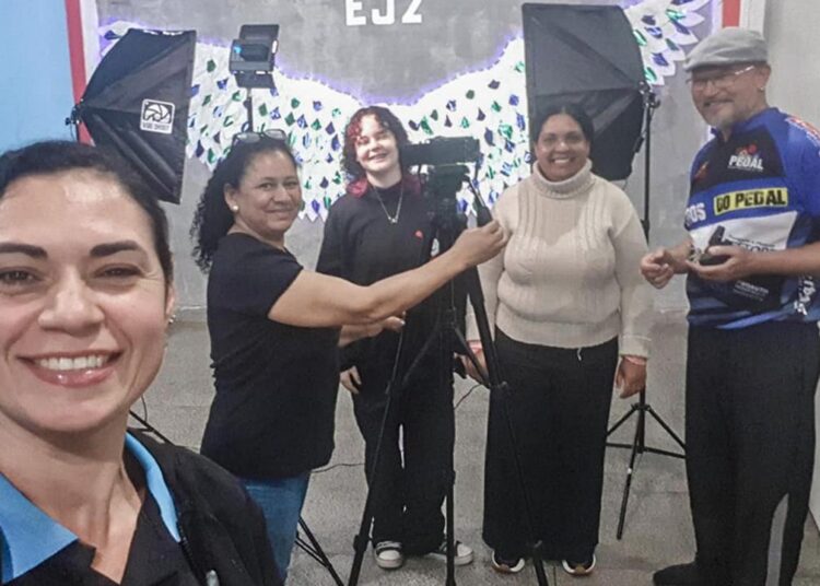 Participantes aprendendo técnicas de fotografia para uso profissional e amador