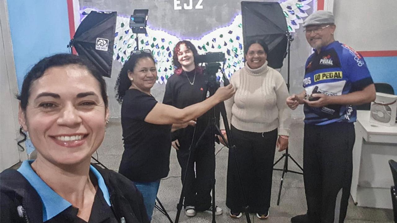 Participantes aprendendo técnicas de fotografia para uso profissional e amador