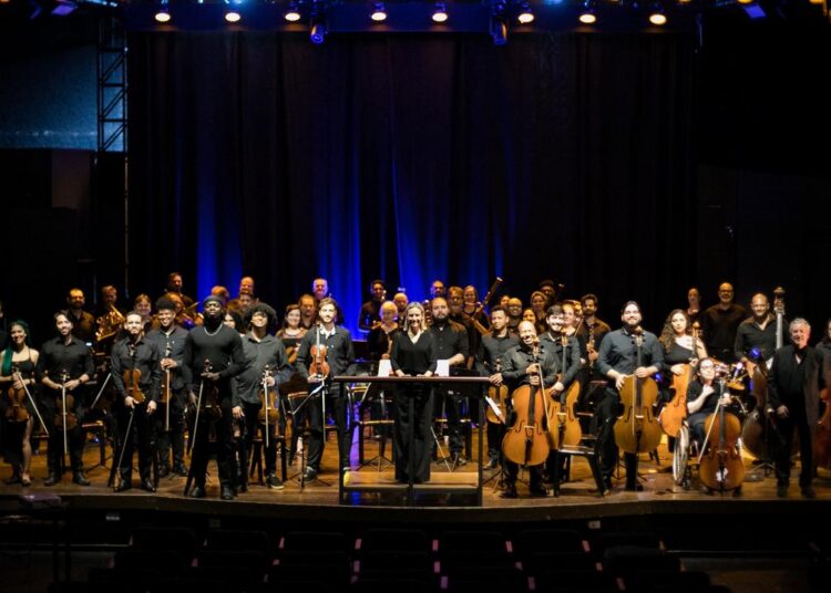 Arranjos sinfônicos de A Bela e a Fera, O Fantasma da Ópera, Les Misérables, La La Land e O Rei do Show; 38% dos músicos são pessoas com deficiência