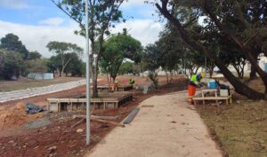 Parque do Jardim Amanda ganha bancos sob árvores e amplia área de convivência em Hortolândia