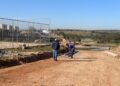 Equipamentos de lazer e esporte no Parque do Jardim Bassoli com cercamento e quadras poliesportivas