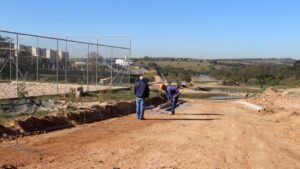 Obras do Parque do Jardim Bassoli avançam com plantio de grama e alambrados
