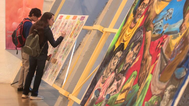 Área de exposições do Centro de Convivência com mostra 'Bancos Indígenas do Brasil – Rituais'