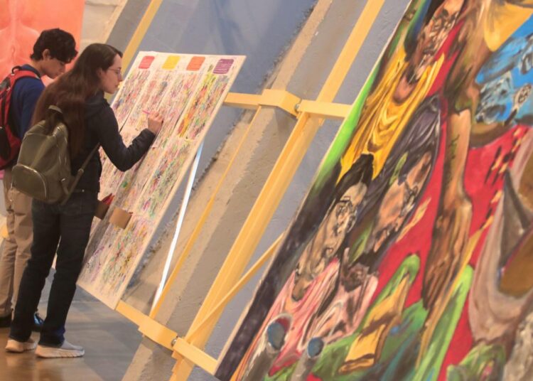 Área de exposições do Centro de Convivência com mostra 'Bancos Indígenas do Brasil – Rituais'