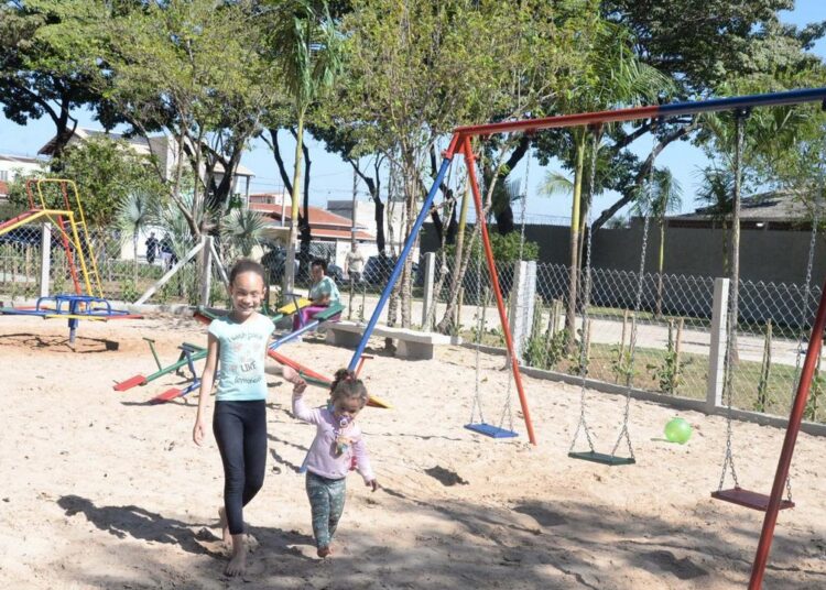 Praça revitalizada com área de 14,3 mil metros quadrados e entrega de escrituras no Núcleo Monte Sião