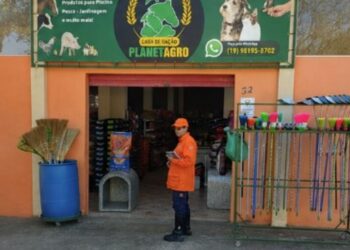 Risco alto de incêndios em Campinas com agentes entregando folhetos no Village em Barão Geraldo