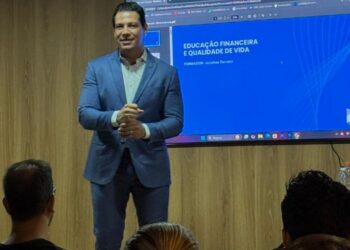 Jonathas Ferreira ministrando formação da Escola de Governo e Desenvolvimento do Servidor
