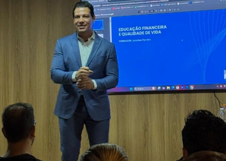 Jonathas Ferreira ministrando formação da Escola de Governo e Desenvolvimento do Servidor