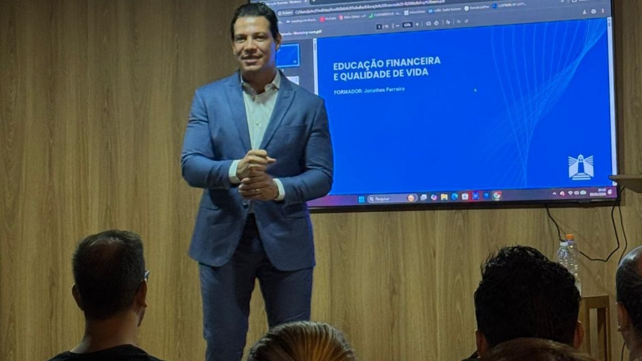 Jonathas Ferreira ministrando formação da Escola de Governo e Desenvolvimento do Servidor