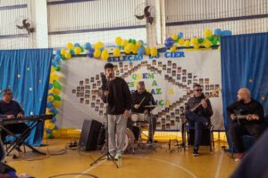 Projeto Notas de Abraço leva música a pacientes do Hospital Mario Covas