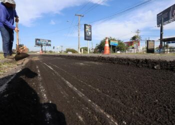 Serviço de fresagem e aplicação de novo asfalto para recapeamento da avenida José Bonifácio