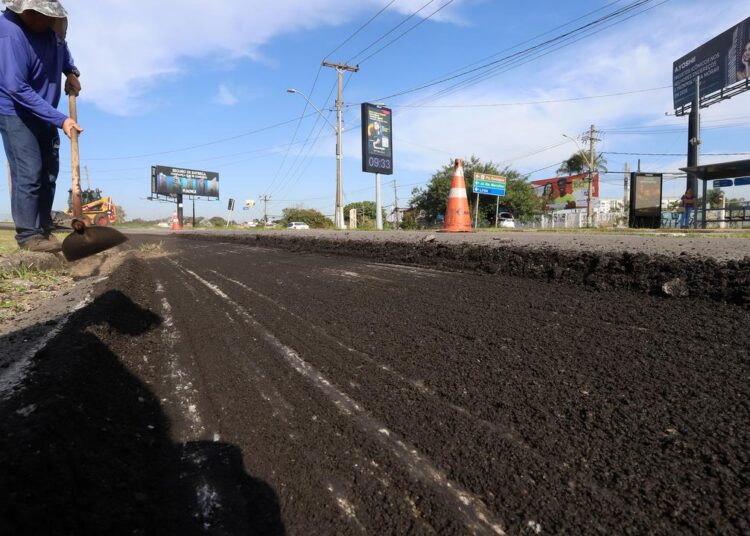 Serviço de fresagem e aplicação de novo asfalto para recapeamento da avenida José Bonifácio