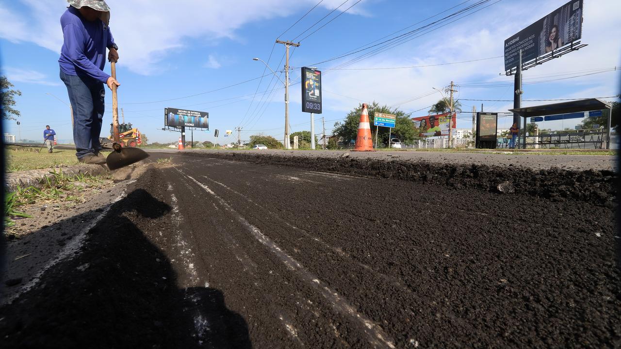Serviço de fresagem e aplicação de novo asfalto para recapeamento da avenida José Bonifácio